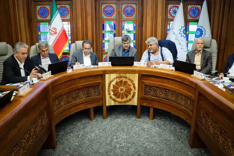 تصویر خبر: تولید صنایع صادرات محور، راه نجات اقتصاد است